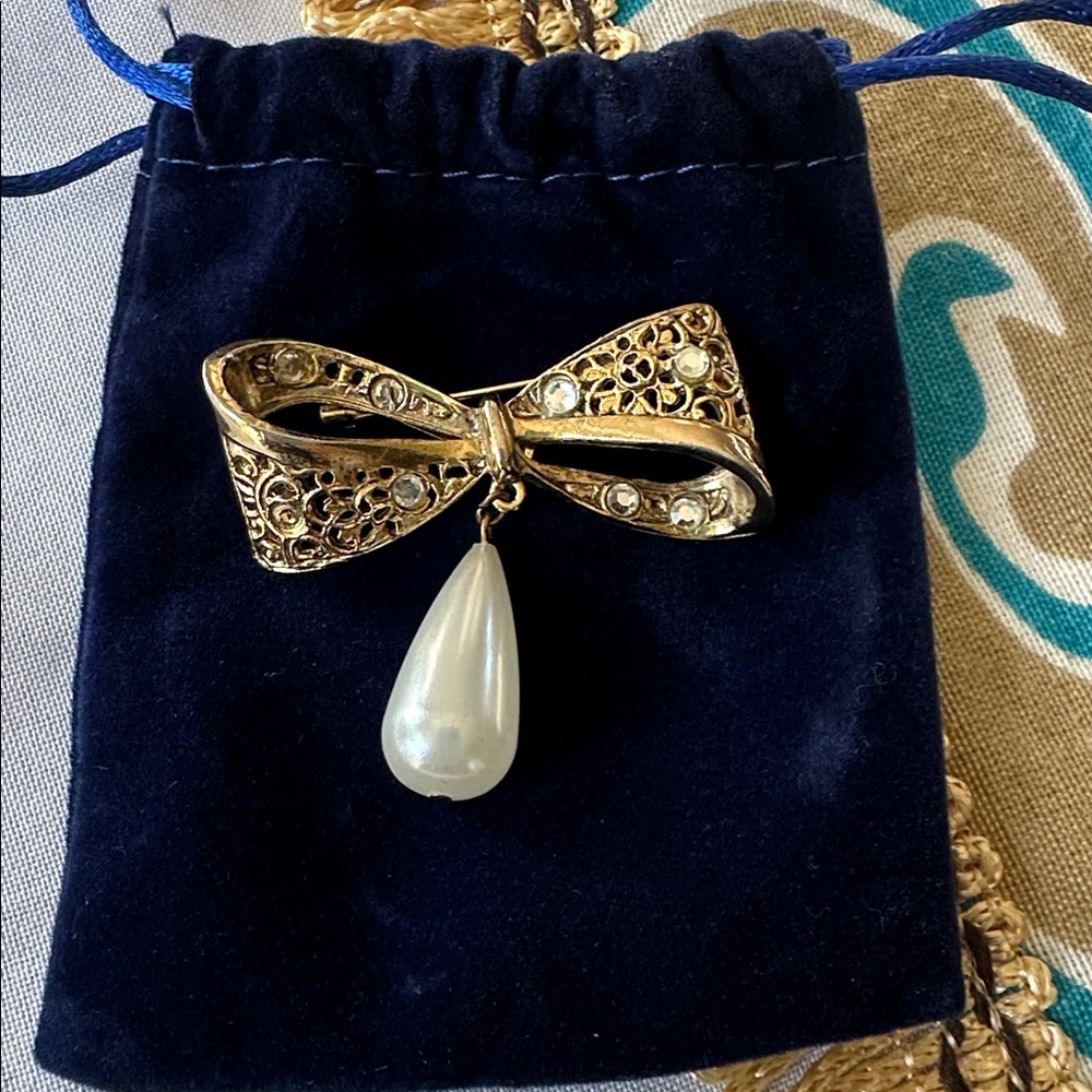 Vintage Gold Bow Brooch with Faux Pearl Drop – Rhinestone Accents